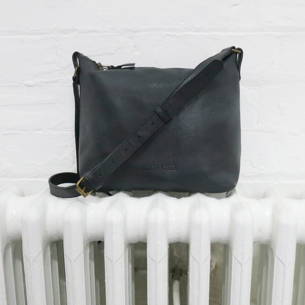ATILO Leather Shoulder Bag in Black