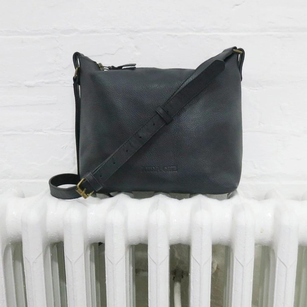 ATILO Leather Shoulder Bag in Black