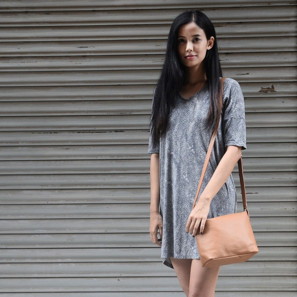 ATILO Leather Shoulder Bag in Tan