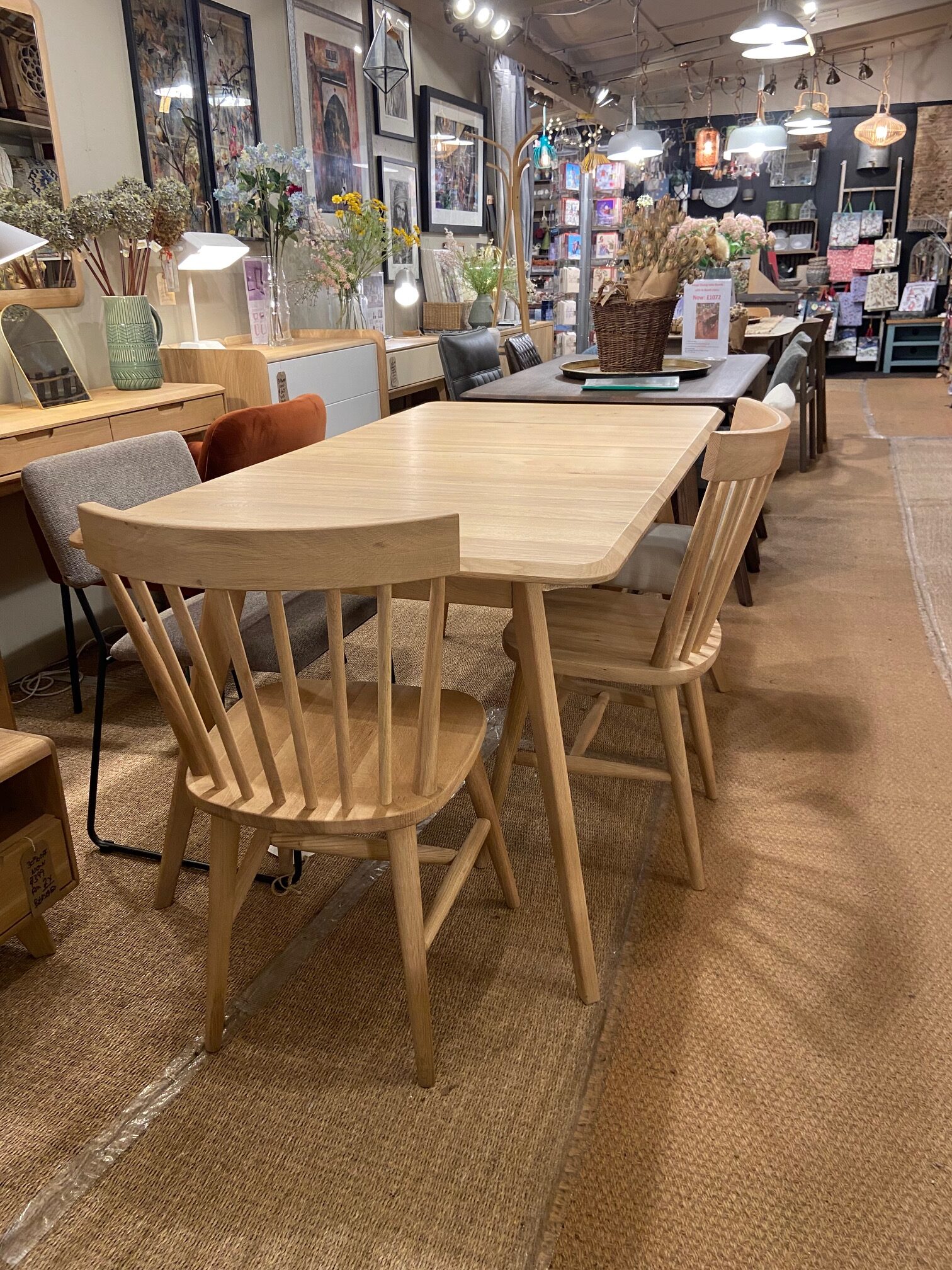 Ex Display Extending Dining Table with 6 x Como Spindle back chairs