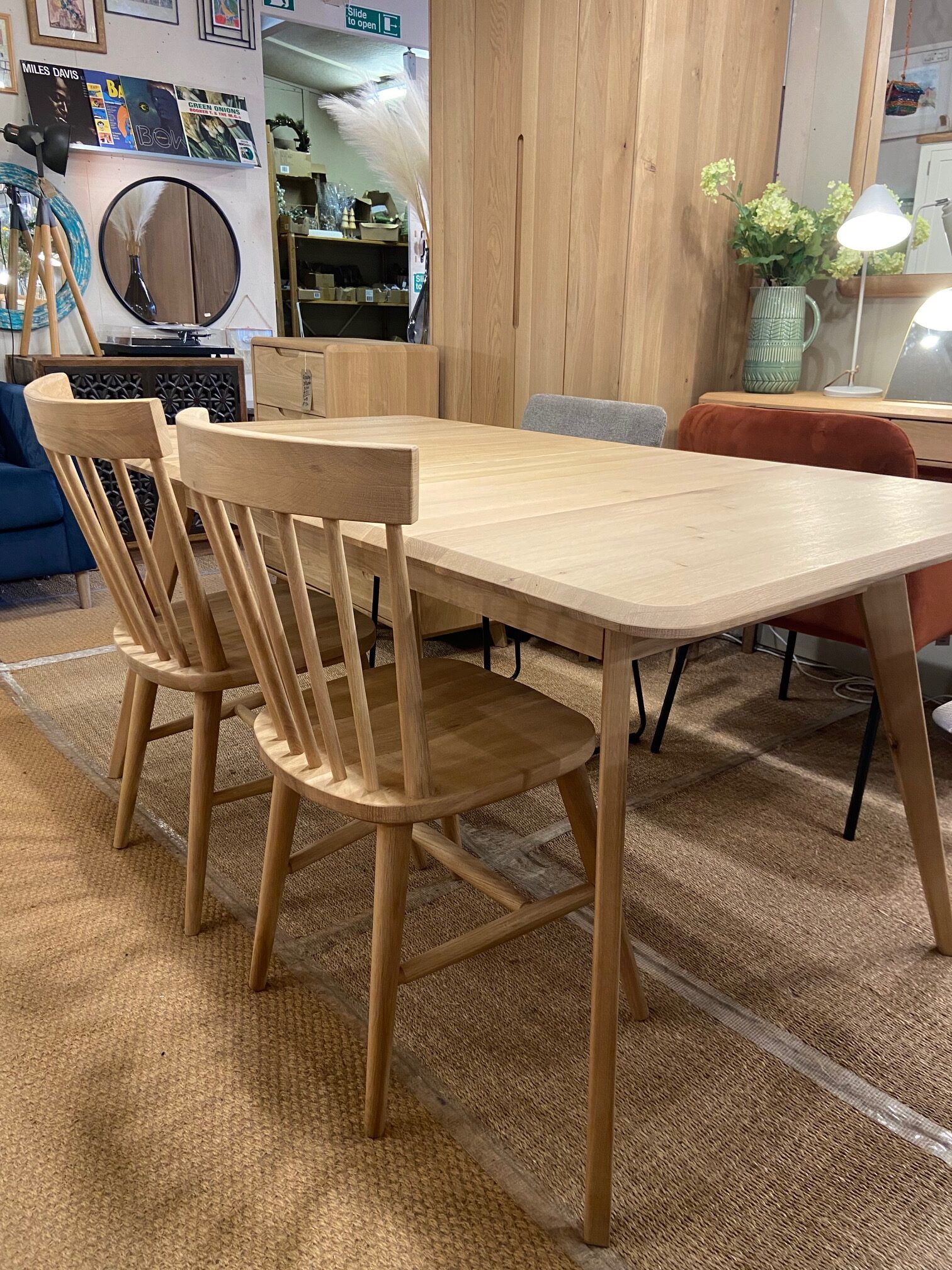 Ex Display Extending Dining Table with 6 x Como Spindle back chairs