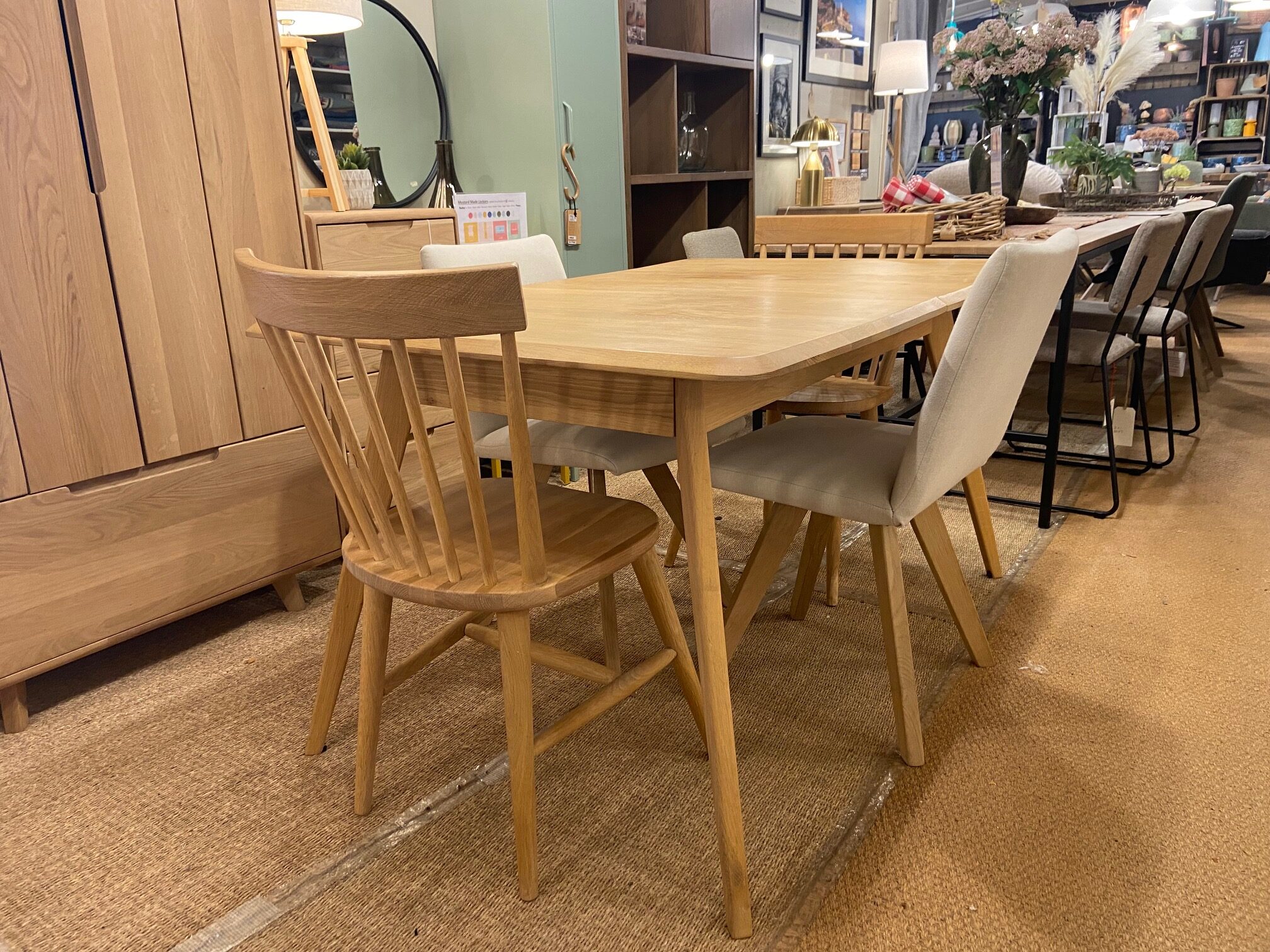 Como Extending Dining Table Bundle Including 4 chairs- Ex Display