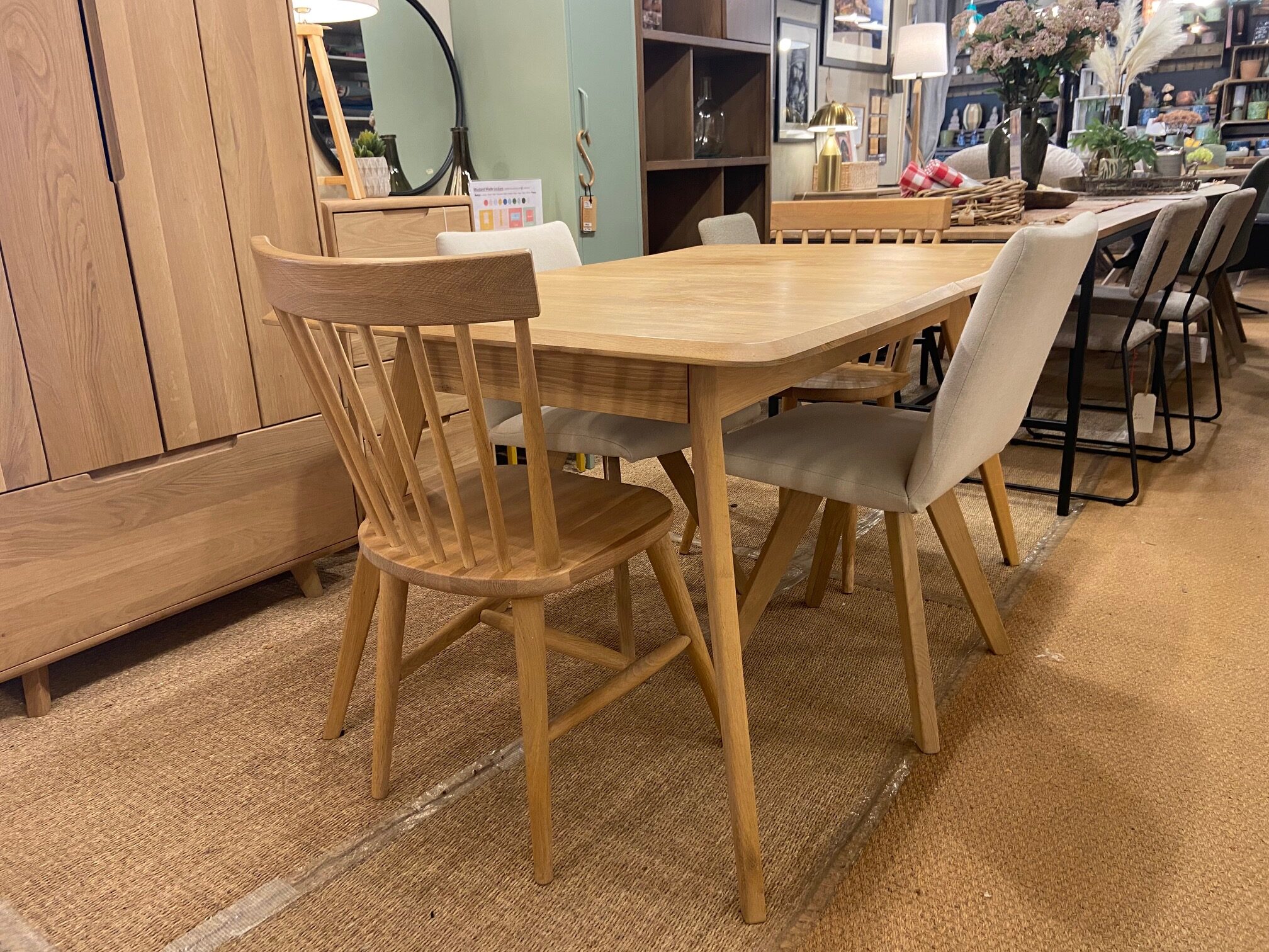 Como Extending Dining Table Bundle Including 4 chairs- Ex Display