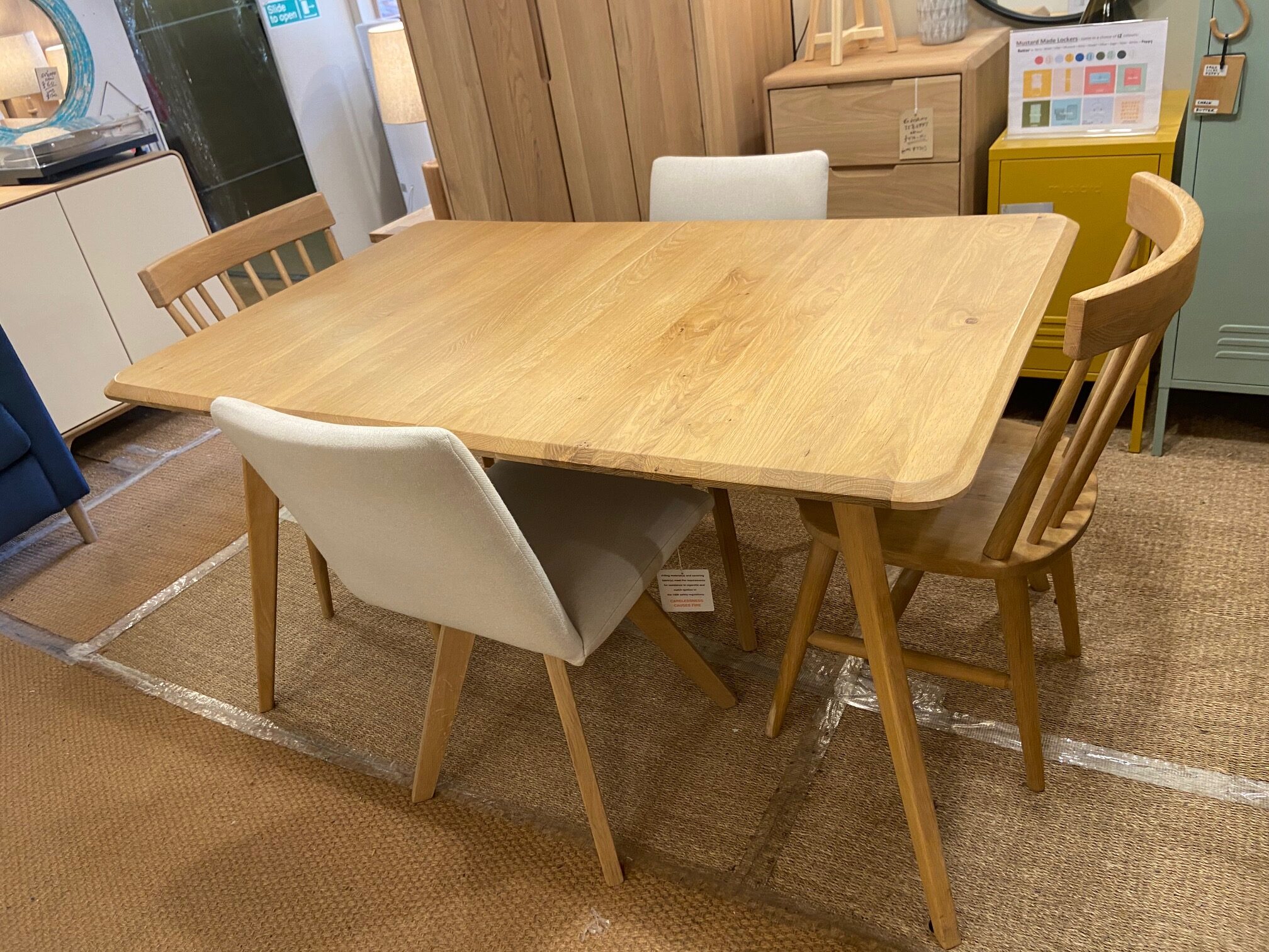 Como Extending Dining Table Bundle Including 4 chairs- Ex Display
